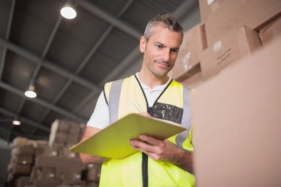 Werker met bestelling dozen uit fabriek